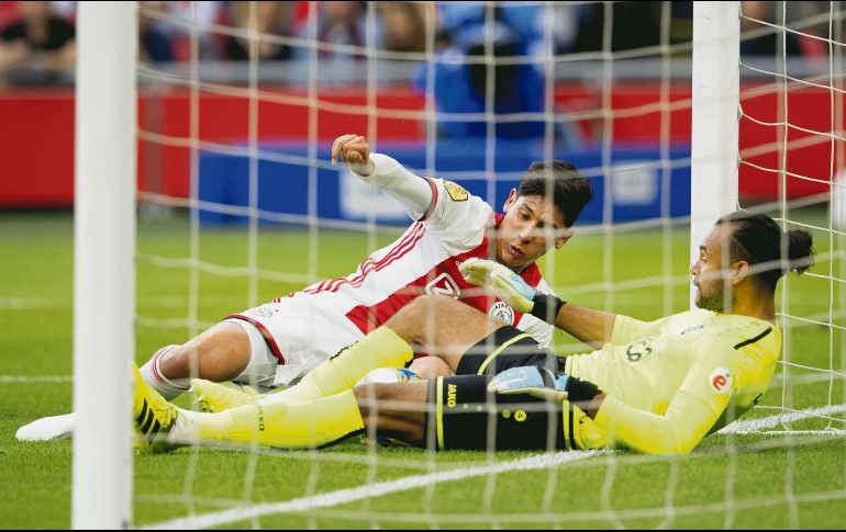 Edson (izq.) fue reemplazado al minuto 80. EFE