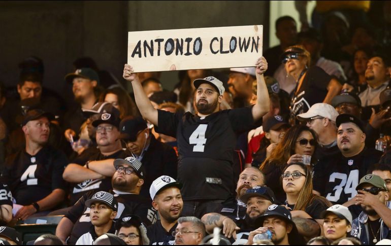 Las aficiones de Oakland y Pittsburgh tienen a Antonio Brown en mala estima por las acciones que hizo el polémico receptor en detrimento de estos dos equipos. AFP / L. Cunningham