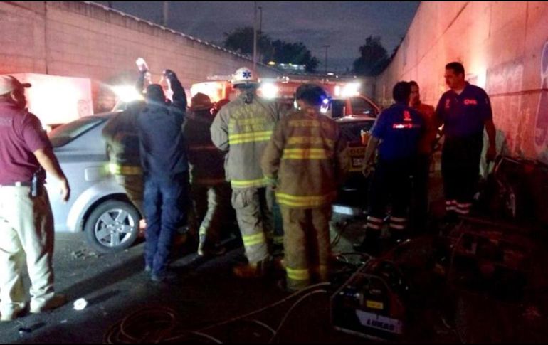 Un fuerte accidente por el choque entre un taxi y un vehículo particular en la carretera libre a Zapotlanejo y la avenida Tonalá. CORTESÍA / Protección Civil
