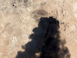 Imagen satelital muestra el humo que se desprendía ayer tras el ataque a instalaciones de petróleo en Buqyaq, Arabia Saudita. AP/Planet Labs Inc/ARCHIVO