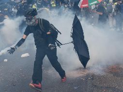 La policía de Hong Kong reprimió este domingo con granadas lacrimógenas y camiones lanza-agua a los manifestantes prodemocracia. EFE / J. Favre