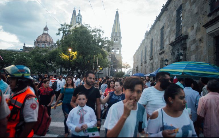 Inicia la verbena popular en Centro Tapatío para disfrutar el Grito