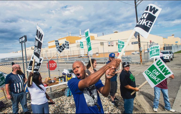 Integrantes de la UAW se pronuncian en la planta de GM en Flint. AP