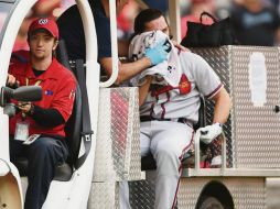 El toletero tuvo que ser sacado del Estadio en un vehículo de urgencias para atender sus lesiones en el rostro. AFP