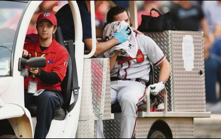 El toletero tuvo que ser sacado del Estadio en un vehículo de urgencias para atender sus lesiones en el rostro. AFP
