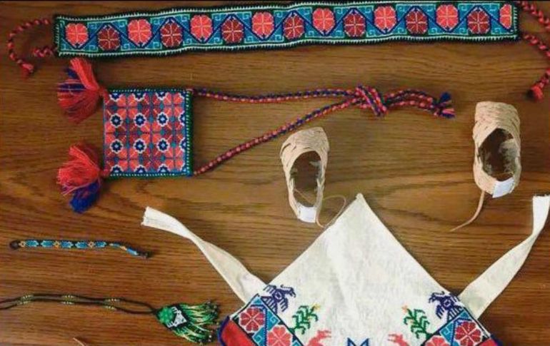 Esta es la vestimenta que lucirá a partir de hoy la estatuilla del Manneken Pis, en Bruselas. CORTESÍA