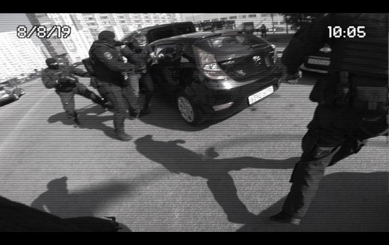 El momento en que Serguei saca a su amigo del carro, como parte de la broma para proponerle matrimonio a su novia.