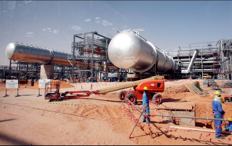 El crudo Brent de referencia en Europa aumentó en un 20% y el homólogo estadounidense WTI en un 15% a medida que abrían los intercambios de productos básicos. EFE/ A. Haider