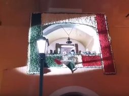 La bandera se desplomó en plena ceremonia del Grito. YOUTUBE