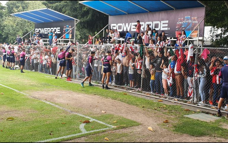La afición aprovechó el día de asueto para asistir al entrenamiento de Chivas. EL INFORMADOR / A. Ramírez