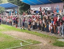 La afición aprovechó el día de asueto para asistir al entrenamiento de Chivas. EL INFORMADOR / A. Ramírez