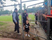 Pulido con su sobrino, quien dice será el próximo crack de Chivas. EL INFORMADOR / A. Ramírez