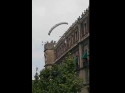 El paracaidista fue trasladado en ambulancia al hospital Centro Médico Naval. TWITTER / @El_Universal_Mx