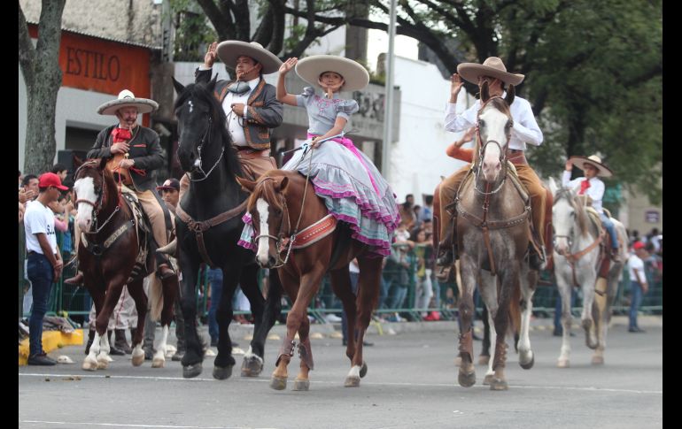 El evento transcurre sin novedad y cuenta con la presencia de 21 banderas con escolta, mil 200 efectivos de las Fuerzas Armadas, 144 integrantes de la Guardia Nacional, entre otros elementos de seguridad de Jalisco. EL INFORMADOR / E. Barrera