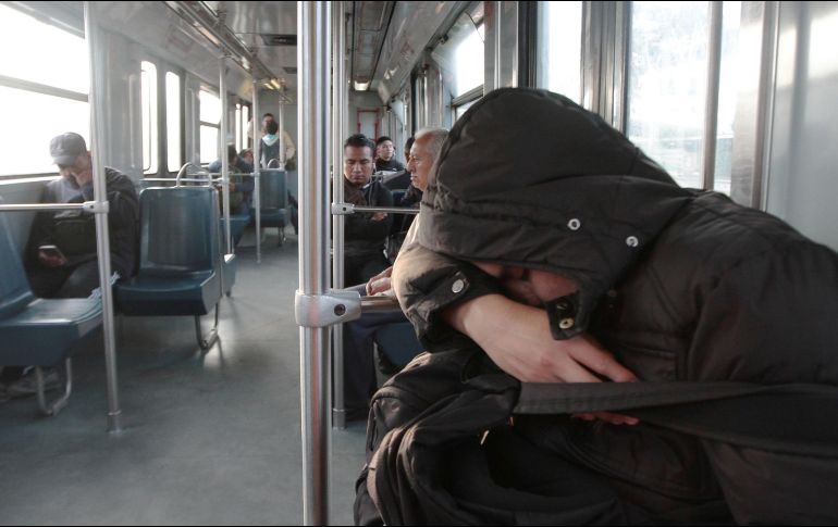 Algunos mexicanos con pocas horas de sueño y evidente cansancio tuvieron que laborar hoy. NTX / R. SOLIS