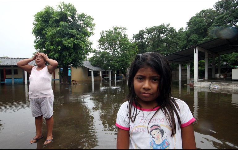 El caudal alcanzó medio metro de altura en el interior de las viviendas. NTX / ARCHIVO