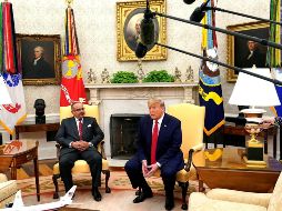 Trump (d) ofrece una conferencia de prensa junto al príncipe heredero de Baréin, Salman bin Hamad al Jalifa (i). EFE/C. Kleponis