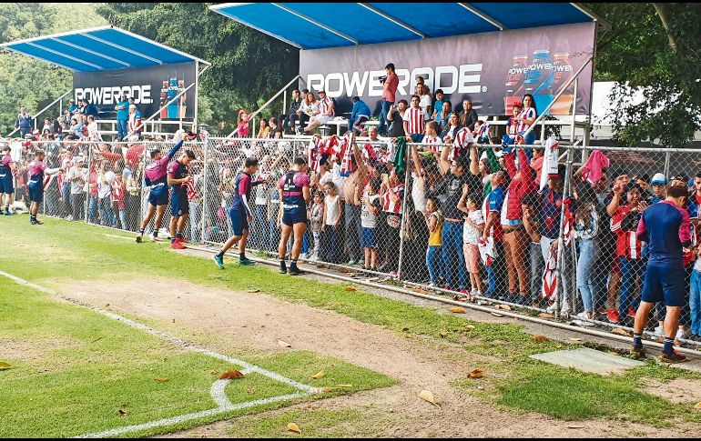 Alrededor de 400 aficionados acudieron ayer al entrenamiento del Rebaño. EL INFORMADOR / A. Ramírez