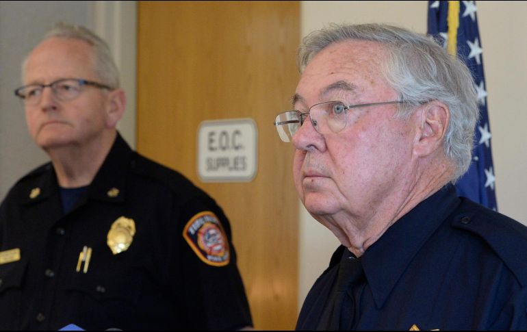 El jefe de la policía de Tiburón, Michael Cronin (d) detalló ayer que los investigadores creen que los hijos de Burillo cayeron por la borda después de que una ola golpeara el bote donde viajaban. AP/Marin Independent Journal/ARCHIVO