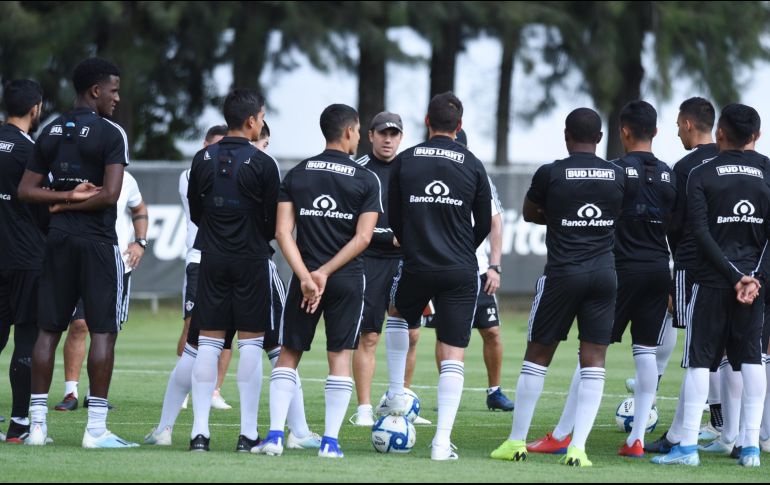 La segunda práctica de la semana comenzó en punto de las 10:00 horas con una charla a la mitad de la cancha por parte del técnico Leandro Cufré hacia sus dirigidos. IMAGO7