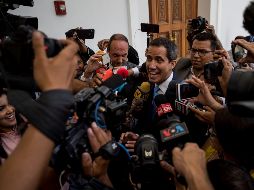 El jefe del Legislativo, Juan Guaidó (c), se dirige a ofrecer declaraciones a periodistas hoy martes en Caracas. EFE/M. Gutiérrez