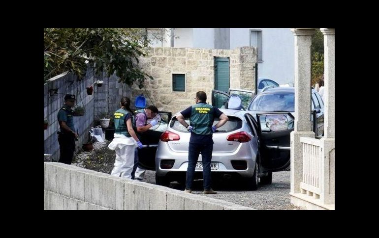 La Guardia Civil recoge evidencia en la escena del crimen en Valga. GETTY IMAGES