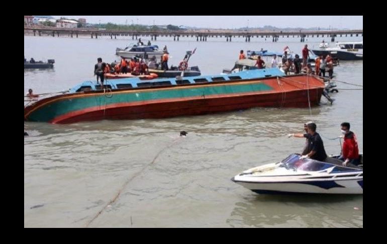 El barco se volteó debido a una fuerte tormenta que azotaba la zona. TWITTER/@SenegalActu1