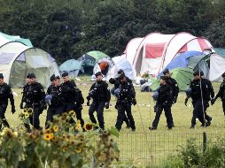Policías durante el operativo para evacuar a los migrantes en Grande Synthe, en el norte de Francia. AFP/F. Lo Presti