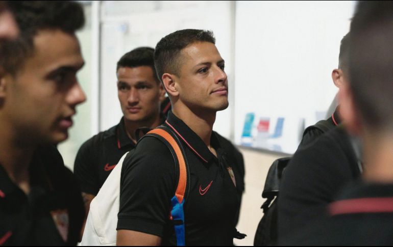 El delantero mexicano viajó a Azerbaiyán para el estreno del Sevilla en Europa League. @SEVILLAFC