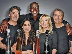 Wyc Grousbeck, Michael Jordan, Wes Edens, Emilia Fazzalari y Jeanie Buss lanzan la marca de tequila Cincoro. AP