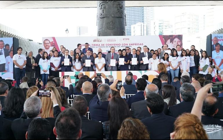 Trabajar para funcionarios contraviene la legalidad e imparcialidad del proyecto. ESPECIAL/STPS