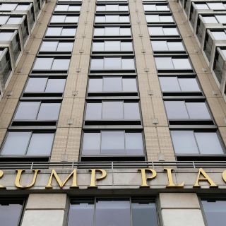 Un vehículo ingresa al vestíbulo del Trump Plaza en NY 