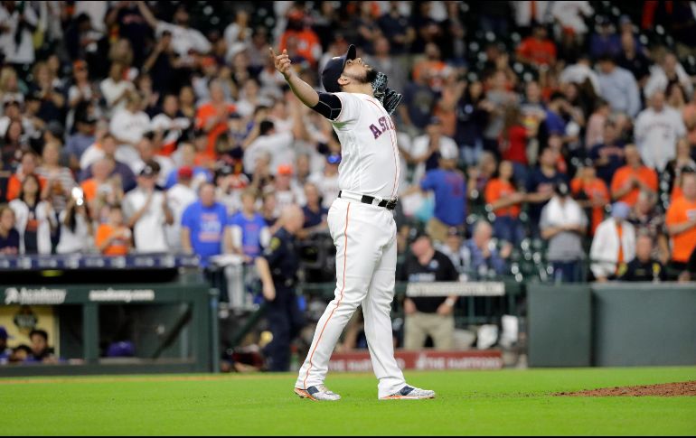Anoche, el mexicano se apuntó el emblemático rescate con 24 años y 222 días, empolvando la marca de Craig Kimbrel quien lo hizo con 25 años y 355 días. AP / D. J. Phillip