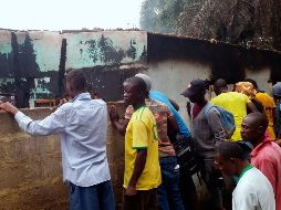 El fuego destruyó un dormitorio y un edificio donde los estudiantes dormían; sólo el imán, su profesor y dos estudiantes lograron escapar. AP / J. Paye-Layleh