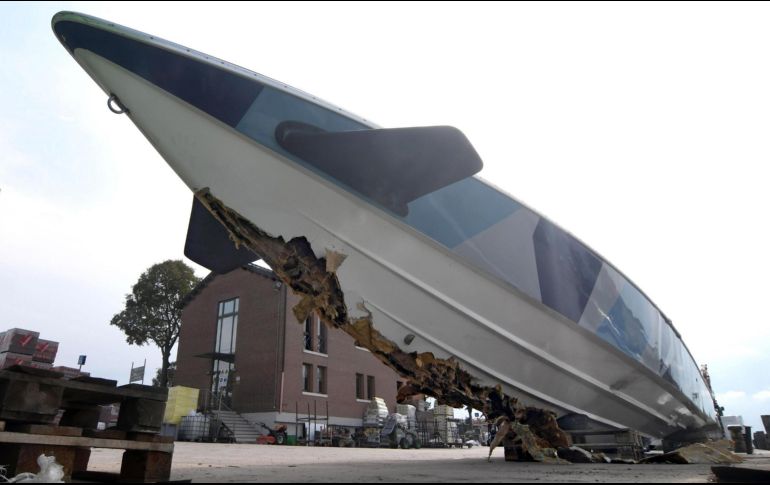 Vista de las afectaciones a la lancha luego de que se estrellara contra una orilla del canal. EFE/A. Merola