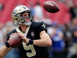 Brees se lastimó un ligamento cerca del pulgar de la mano de lanzar al intentar un pase. AFP / ARCHIVO