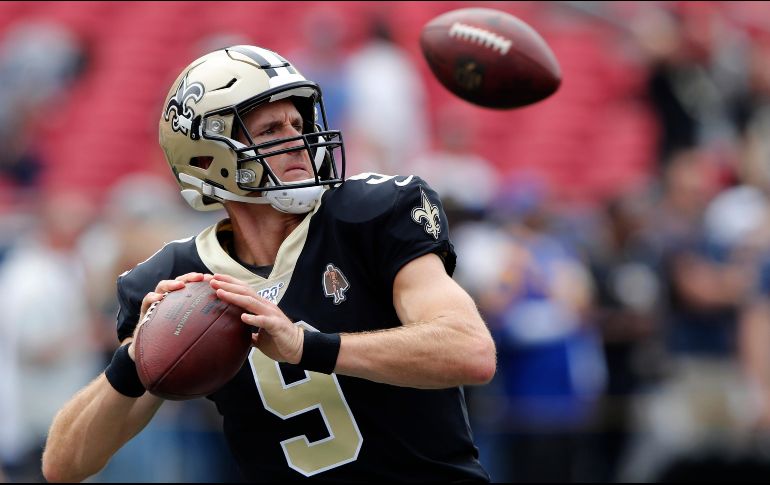 Brees se lastimó un ligamento cerca del pulgar de la mano de lanzar al intentar un pase. AFP / ARCHIVO
