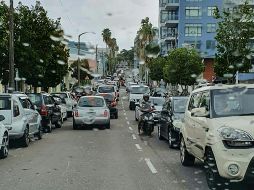 Una calle de Hamilton, Bermudas, se ve congestionada por habitantes que buscan resguardarse del huracán. AFP/Cortesía/Lisa-Jayne Metschnabel