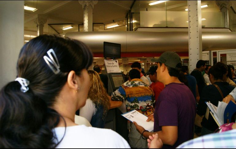 El inconforme compartió video de una enorme fila a falta de la presencia del personal que debía estar atendiendo. EL INFORMADOR / ARCHIVO