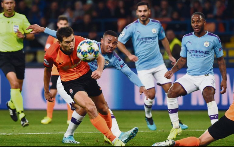 Gabriel Jesús (centro) y Raheem Sterling (#7) fueron los encargados de poner en predicamentos a los defensores del equipo ucraniano. AFP