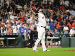 El sinaloense celebra tras concretar su rescate número 34 de la temporada el pasado martes. AP