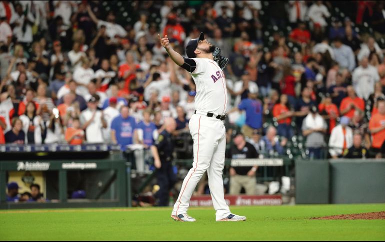 El sinaloense celebra tras concretar su rescate número 34 de la temporada el pasado martes. AP