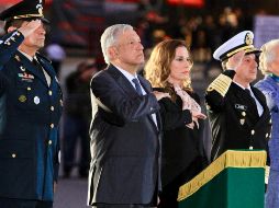 A las 07:19, el Presidente López Obrador activa el mecanismo que levantó el lábaro patrio del Zócalo hasta la parte más alta del asta y posteriormente bajó a la mitad para honrar a las víctimas de los terremotos de 1985 y 2017. NTX / J. Lira