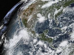 El meteoro se encuentra a 33 kilómetros al noreste de Tomatlán y 40 kilómetros de Cabo Corrientes, con una velocidad de desplazamiento de 13 kilómetros por hora. AFP / NOAA / RAMMB
