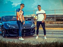 Pulido acompaña a Cuatro Divango en el video musical. TWITTER / @CuatroDivango