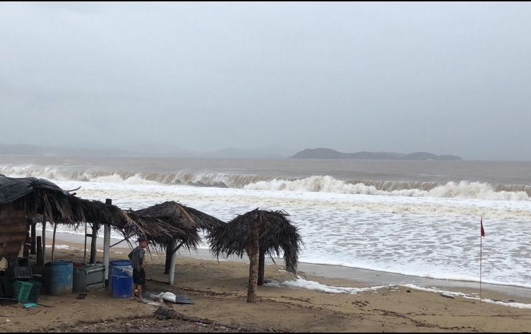 Punta Perula registra oleaje de tres metros. ESPECIAL / Protección Civil de Jalisco