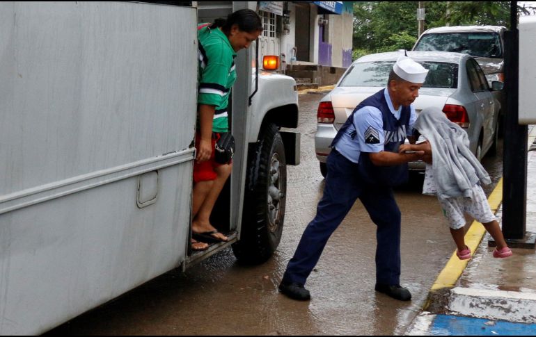 Elementos de la Marina evacuan a los ciudadanos ante el paso de 