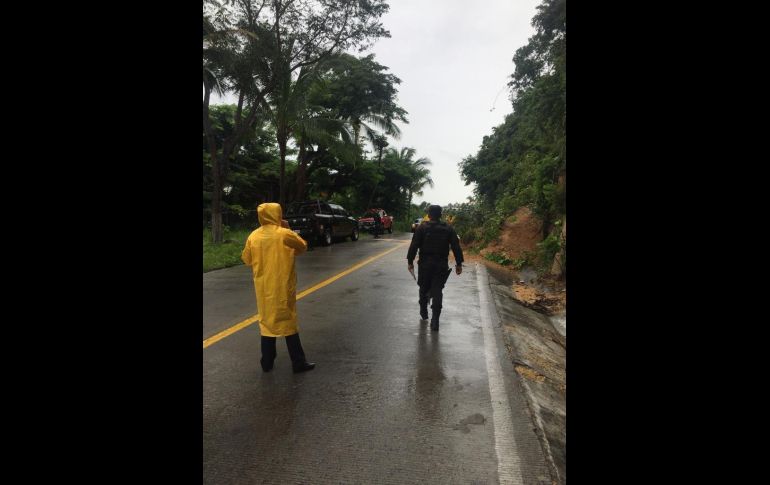 Un derrumbe se registró sobre la carretera Puerto Vallarta-Barra de Navidad, a la altura del kilómetro 3+5.TWITTER@SSeguridadJal