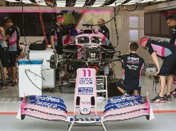Mecánicos del equipo Racing Point trabajan en el auto de Sergio Pérez previo al GP de Singapur. AFP