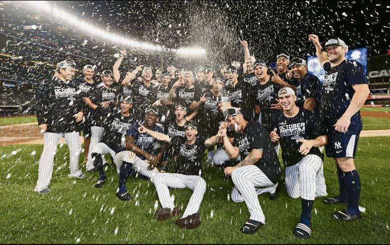 Jugadores de los Yankees celebran tras amarrar el título divisional. AFP